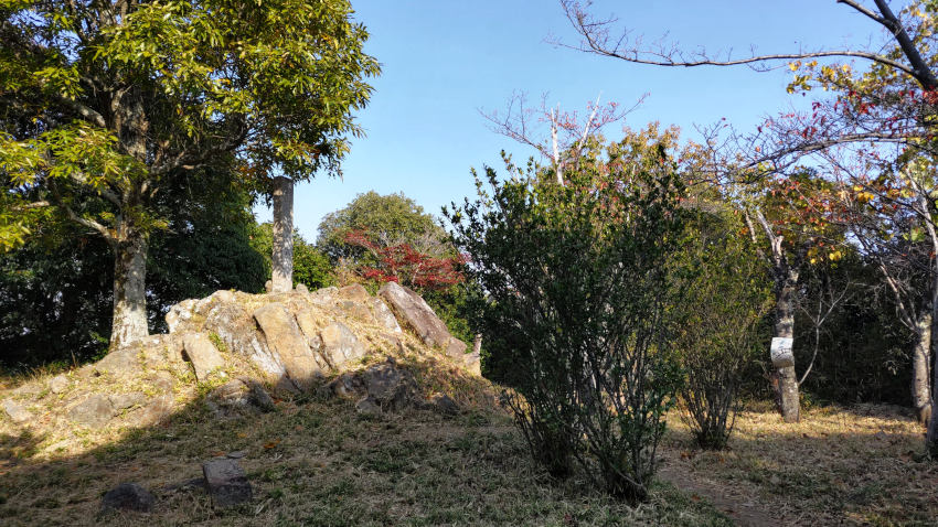 飯盛城 御体塚郭(V郭) 20251114-iimorijyou-gotaidukakaku.jpg