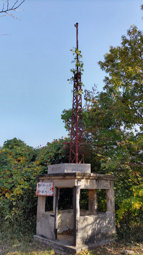 山頂広場(飯盛城 高櫓郭跡)にある国旗掲揚台 20251114-iimoriyama-kokkikeiyou.jpg