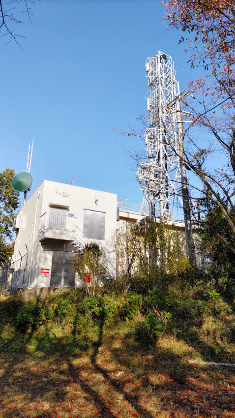 飯盛山のFM送信所(FM802, FM大阪, NHK-FM) 20251114-iimoriyama-sousinsyo.jpg