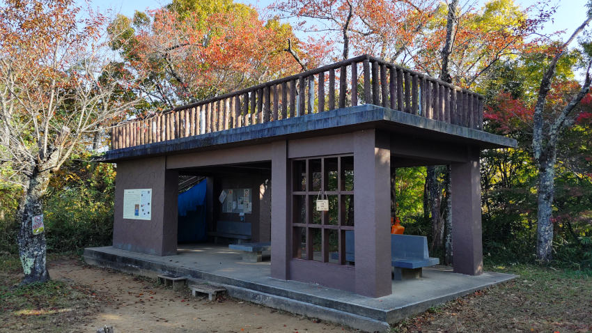飯盛山の展望台(かつての防空監視哨) 20251114-iimoriyama-tenboudai.jpg