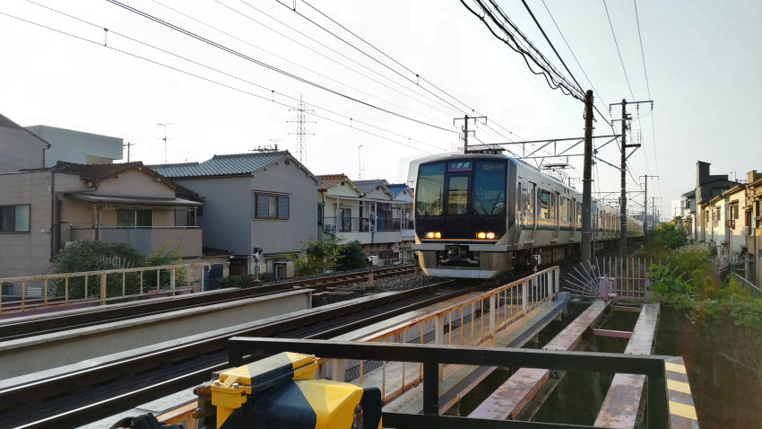 JR学研都市線の踏切を渡る 20251114-jr-gakkentosisen.jpg