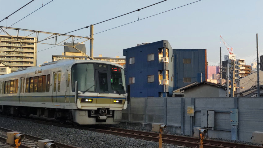 蒲生でJRおおさか東線の踏切に引っかかる 20251114-kyoukaidou-higashisen.jpg