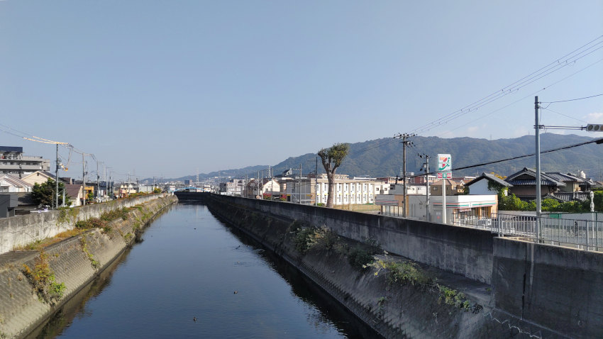 大東中央公園の横から見た寝屋川。左前方に生駒山地と飯盛山付近が見えている 20251114-neyagawa.jpg
