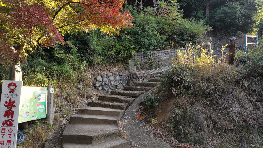 野崎観音 本殿裏手にある登山口 20251114-nozakikannon-tozanguchi.jpg