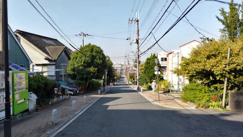 四条畷駅に向けて一気に下っていく参道を、少しだけ下り南に折れる 20251114-sijyounawate-sandou.jpg