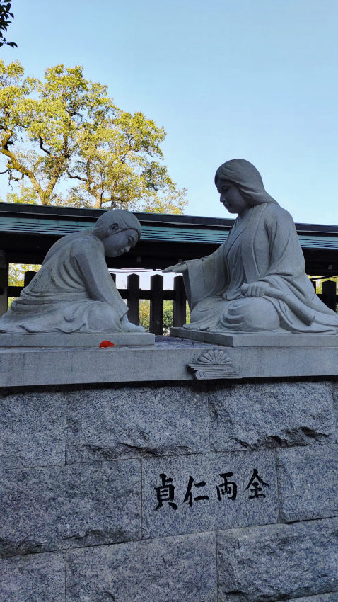 四條畷神社 貞仁両全像(楠木久子と正行の像) 20251114-sijyounawatejinjya-hisako.jpg