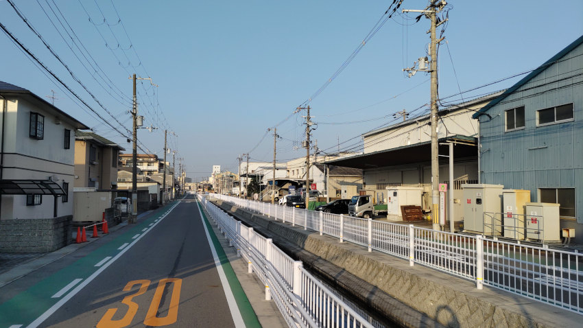 新田地内水路沿いに750mほど走る 20251114-sindentinaisuiro.jpg