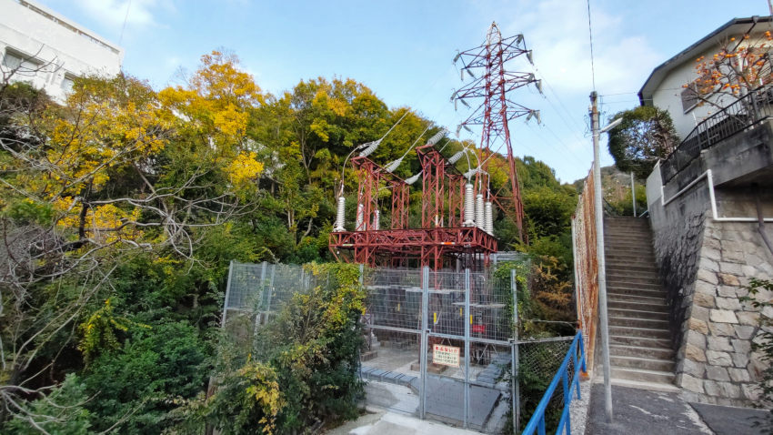 関西電力 本山支線の気中終端接続部と、薬科大尾根の登山口がある階段 20251117-kobeyakkadaigaku-tozanguchi.jpg