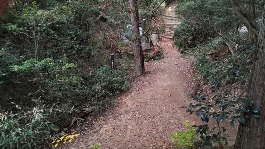 芦屋カンツリー倶楽部の敷地の手前で、黒五谷の道が分岐する 20251117-kurogotani-bunki.jpg