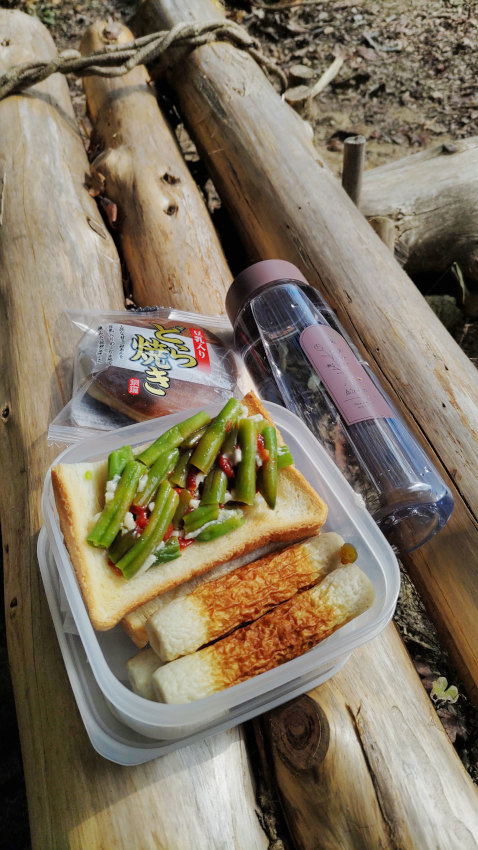 昼食 (インゲン トースト、焼きちくわ4本、どら焼き) 20251117-lunch.jpg