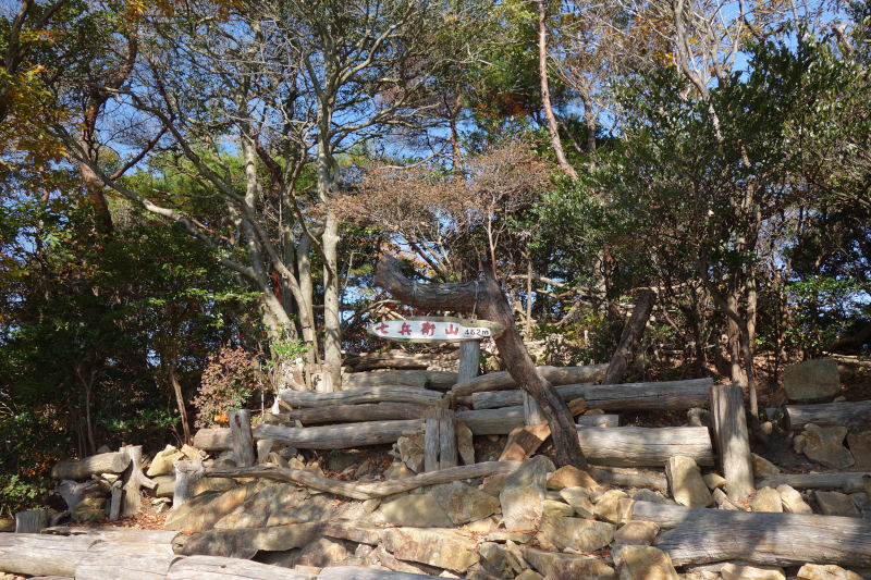 七兵衛山の山頂休憩所 20251117-sitibeisan-02.jpg