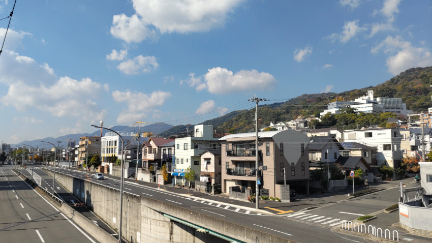 山手幹線を横切り、JR神戸線を横切ってさらに降りていく 20251117-yamatekansen.jpg