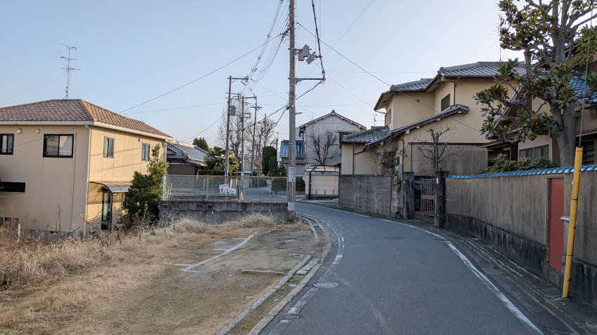 うねった道が続く古堤街道 20260301-furututumi-01.jpg