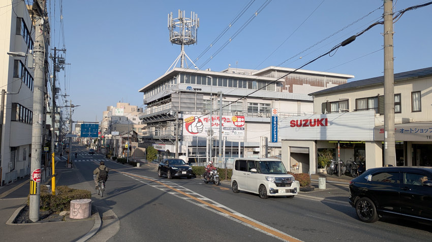 寝屋川沿いに進み、阪奈道路を横切る 20260301-hannadouro-neyagawa.jpg