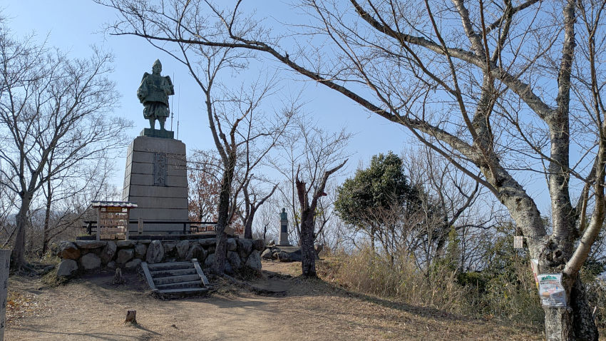 飯盛山の山頂で、飯盛城 I郭の広場 20260301-iimorijou-1kuruwa-01.jpg