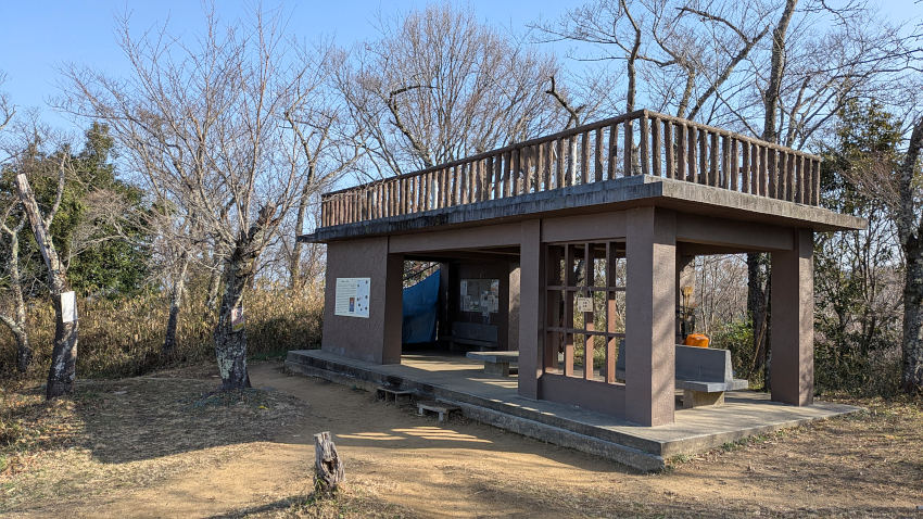 飯盛城 II郭の展望台 20260301-iimorijou-2kuruwa-01.jpg