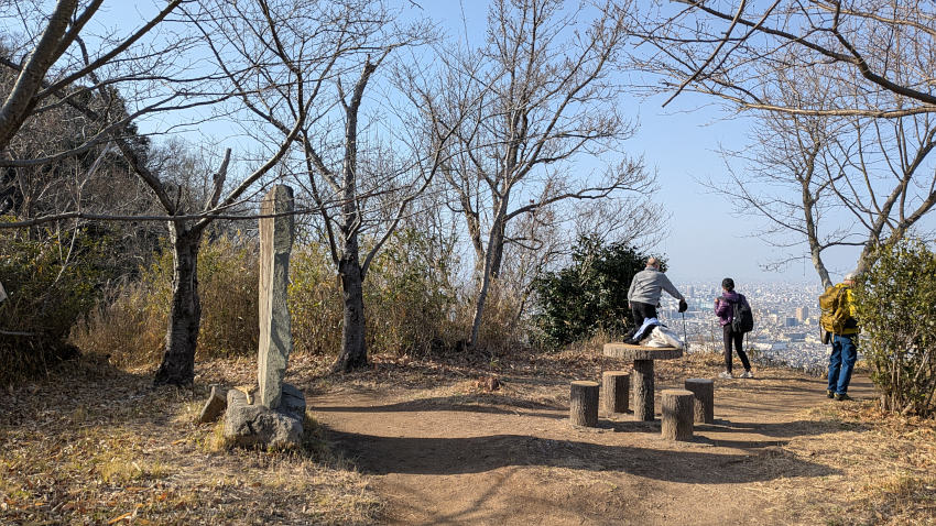 飯盛城 VI郭(史跡碑のある眺望270°曲輪) 20260301-iimorijou-6kuruwa-01.jpg