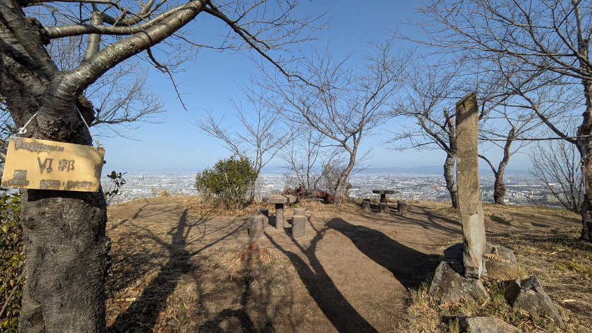 往路と同じく飯盛城 VI郭(史跡碑のある眺望270°曲輪、標高約260m)を通る 20260301-iimorijou-6kuruwa-05.jpg