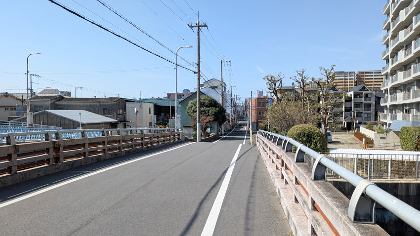 鯰江運河跡の道。城北川に架かる今福中橋から撮影 20260301-namazueunga-02.jpg