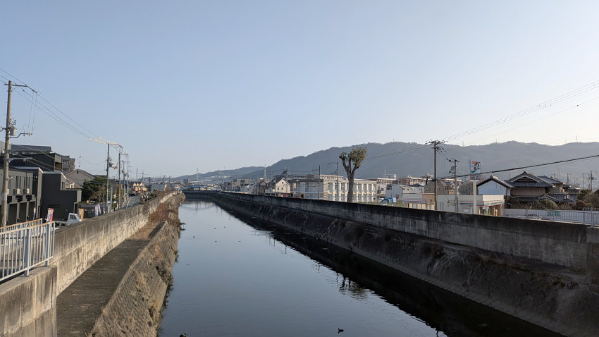 大東中央公園前の寝屋川。右向こうにラジオ送信所鉄塔が立つ飯盛山が見える 20260301-neyagawa.jpg