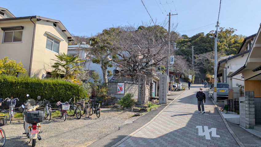 飯盛山のもう一つの主要登山口、野崎観音の自転車置き場前を通過 20260301-nozakikannon.jpg