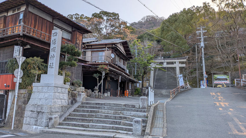 四條畷神社の鳥居前 20260301-sijyounawatejinjya-01.jpg