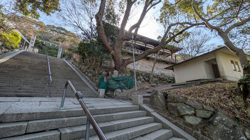 四條畷神社の石段。中間地点の右側に公衆トイレがある 20260301-sijyounawatejinjya-03-toilet.jpg