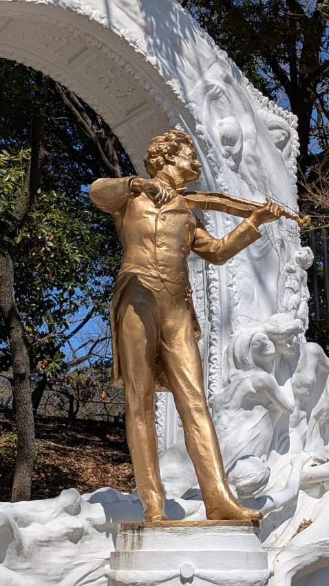 オーストリア庭園のヨハン・シュトラウス像 20260311-austria.jpg