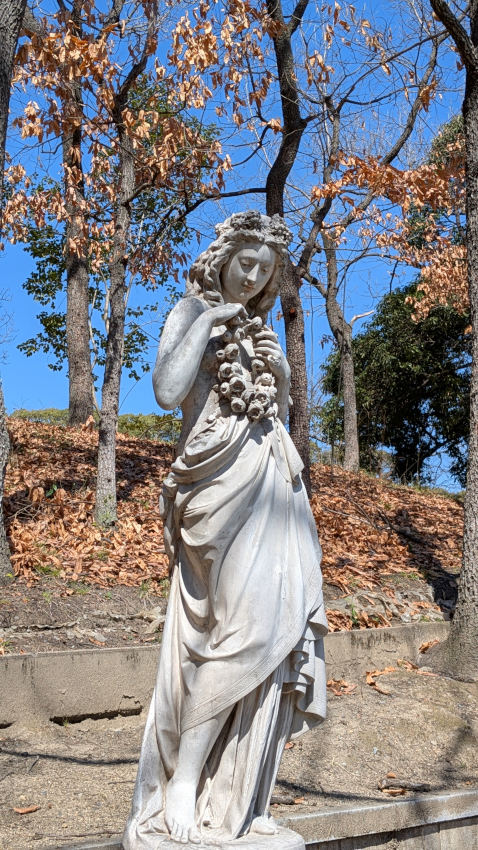 フランス庭園の「春の精 乙女像」 20260311-france.jpg